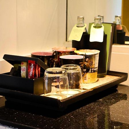 Siam Bayshore Resort Pattaya Exterior photo A wet bar in a hotel room