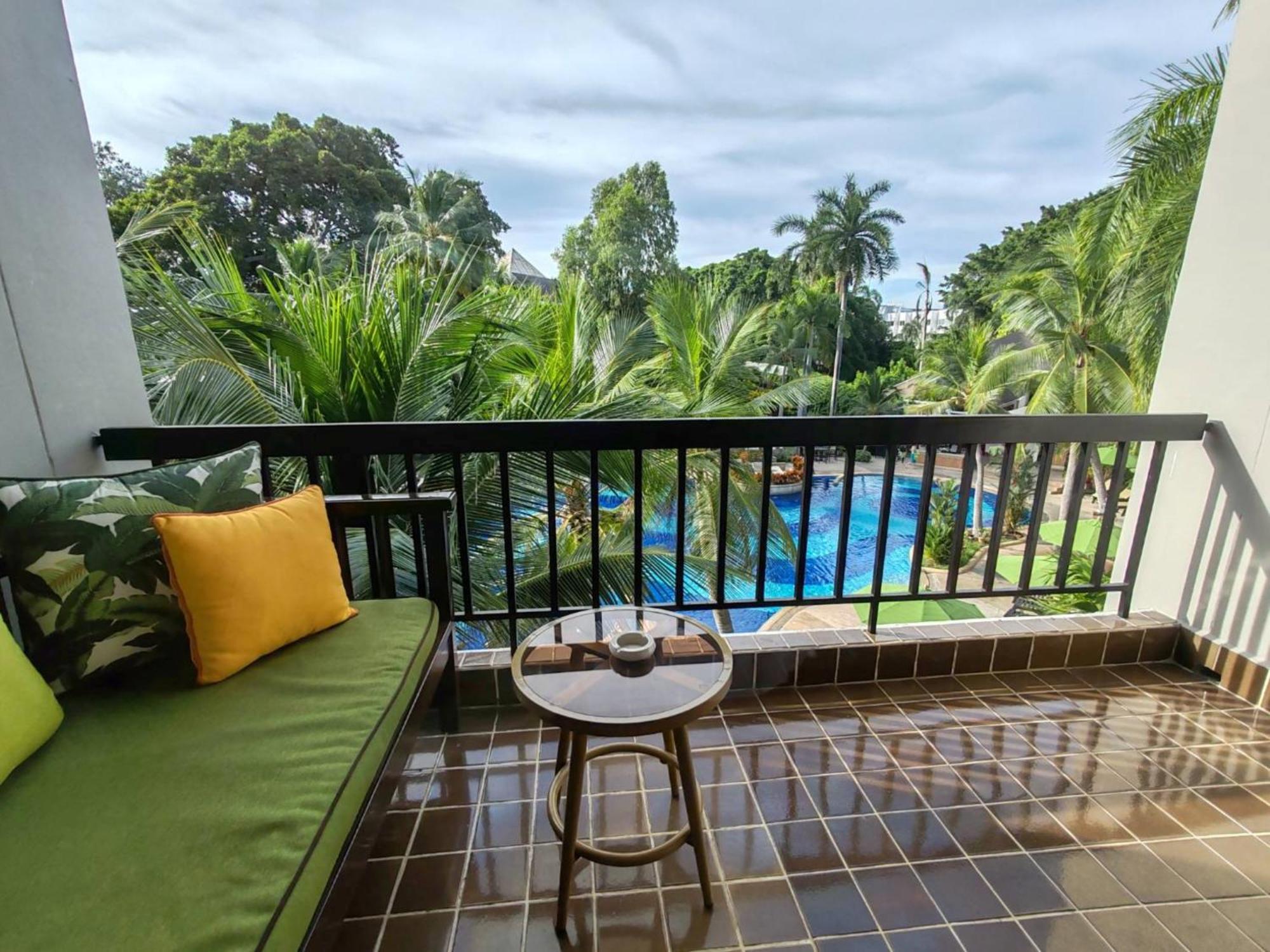 Siam Bayshore Resort Pattaya Exterior photo A balcony at a hotel
