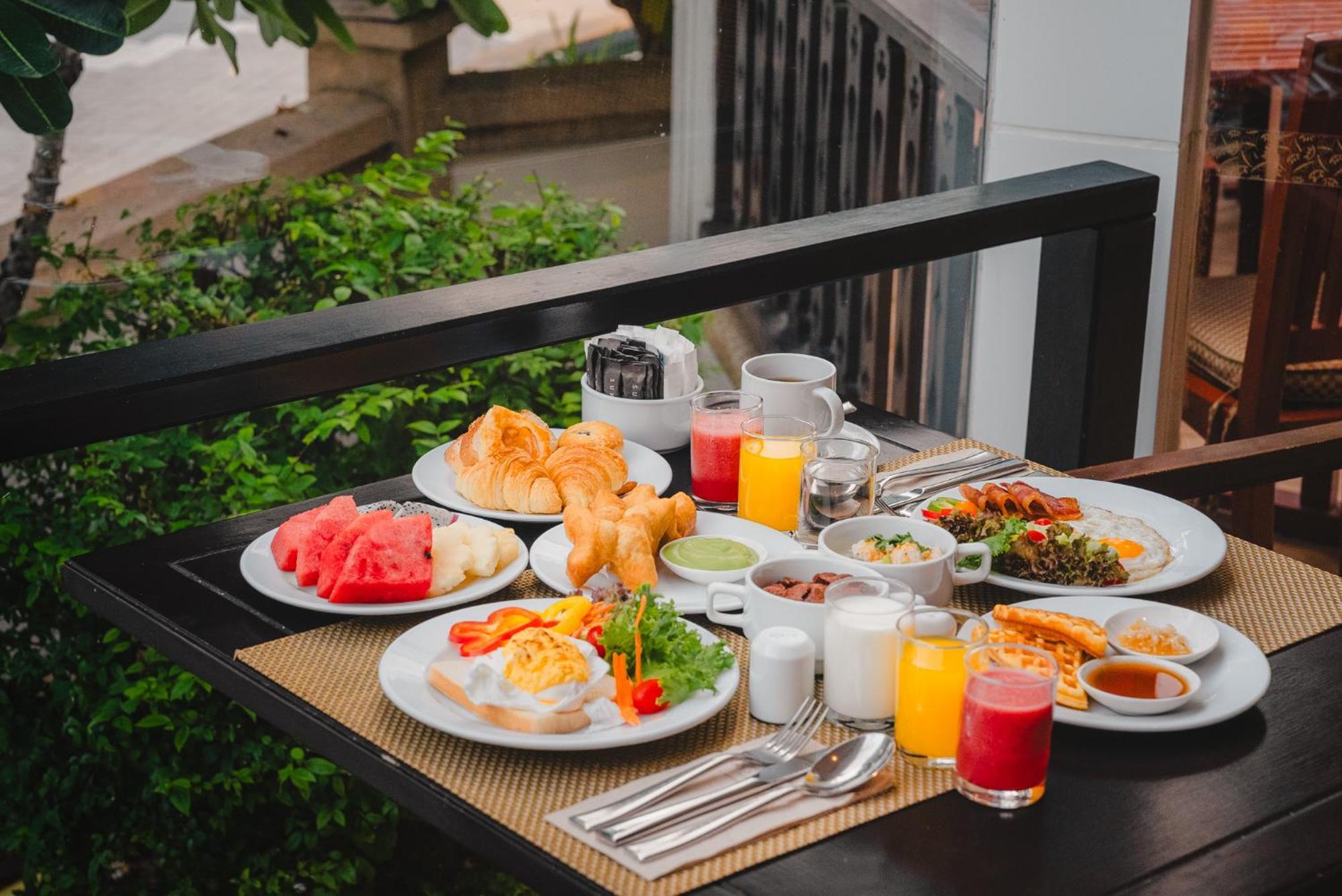 Siam Bayshore Resort Pattaya Exterior photo A breakfast buffet at a hotel