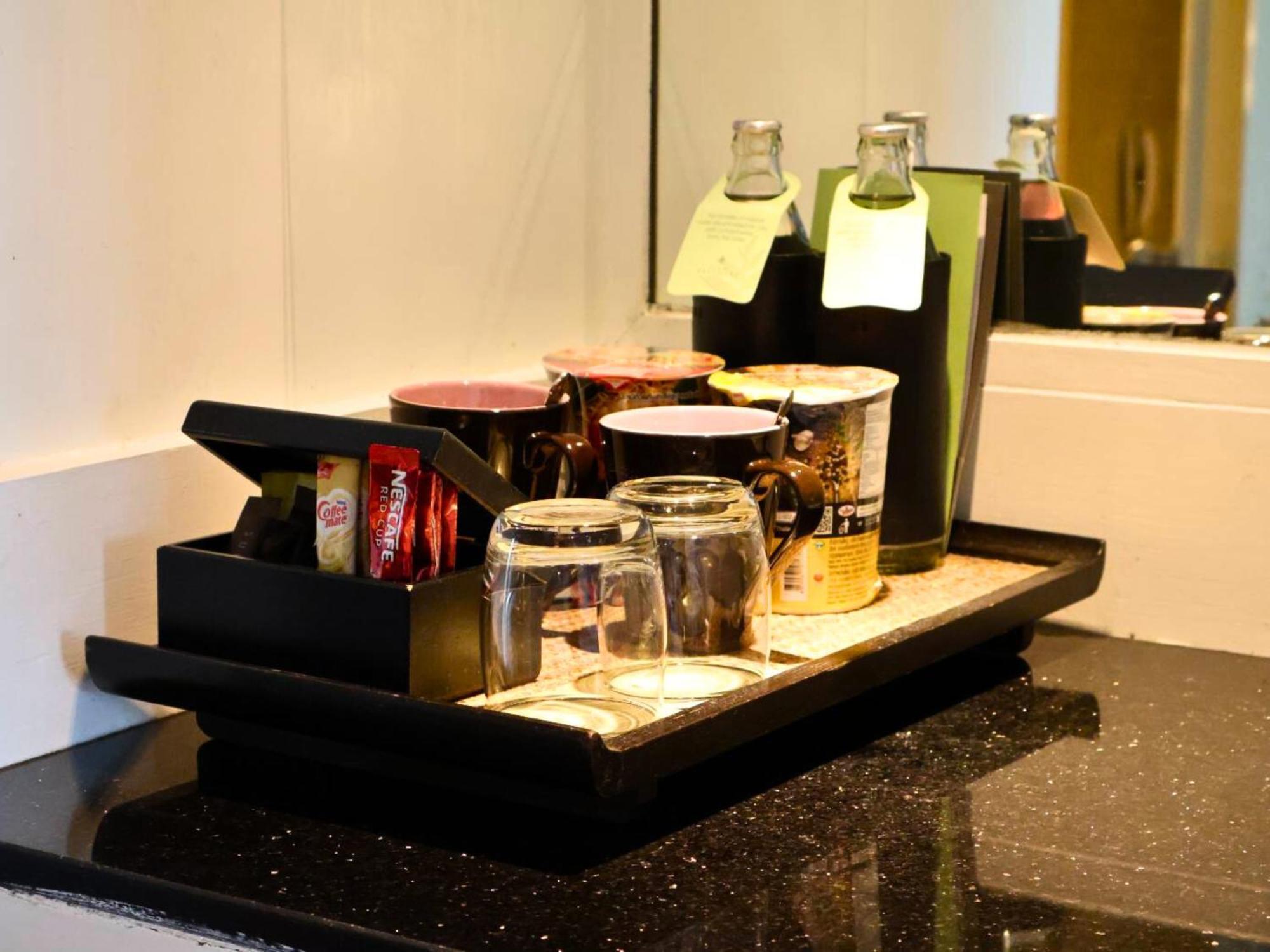 Siam Bayshore Resort Pattaya Exterior photo A wet bar in a hotel room